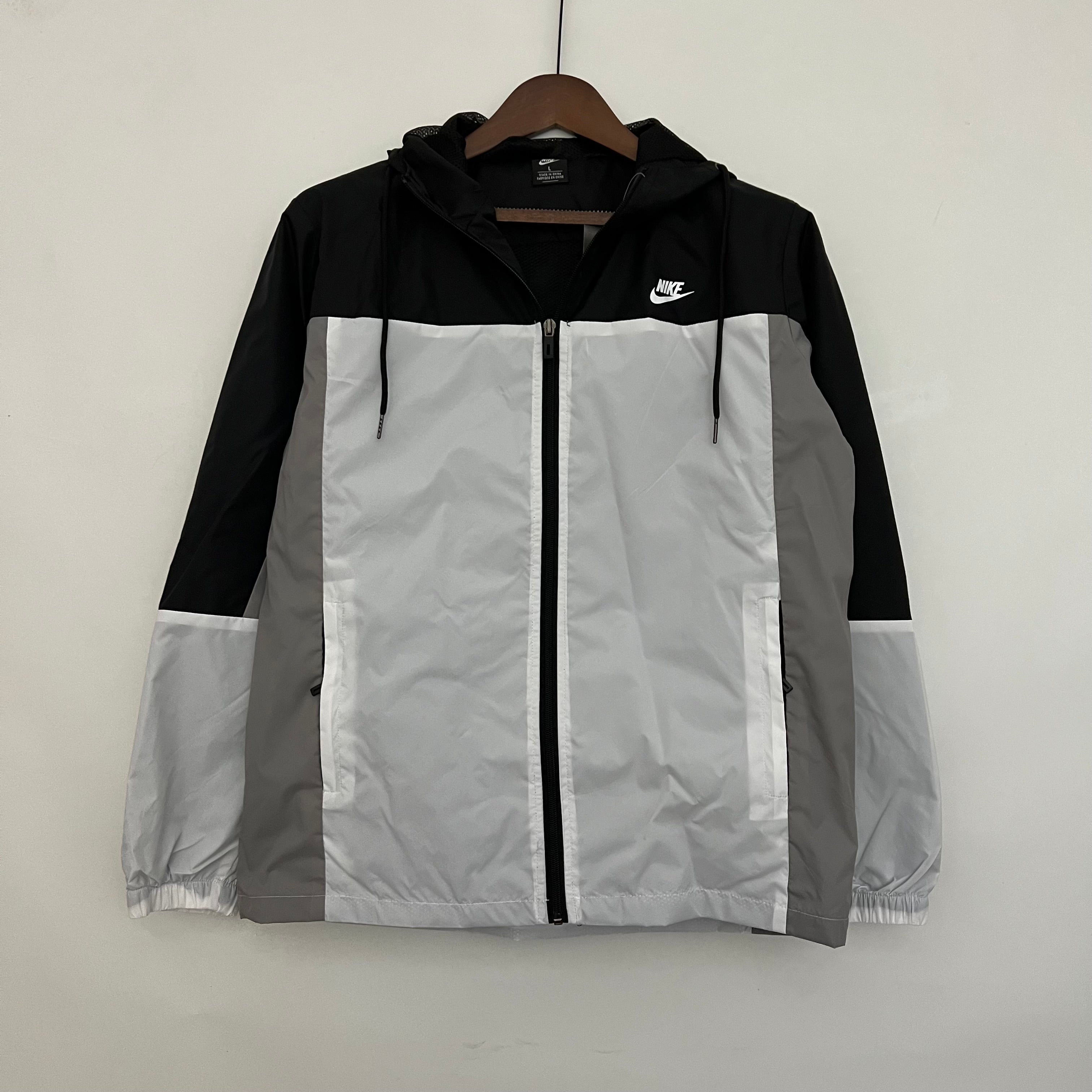 Nike Air Mod. Light Jacket Medium